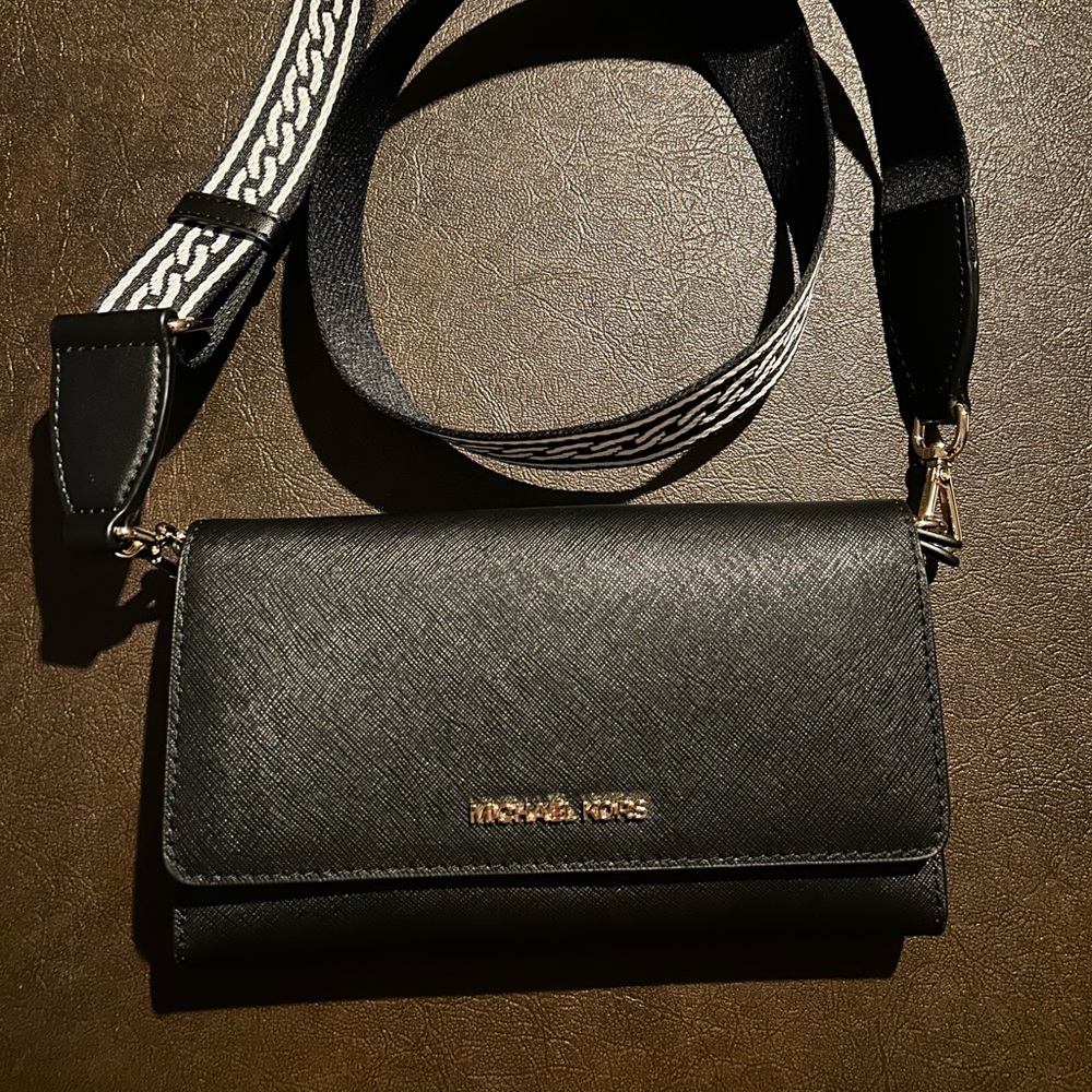 Michael Kors Black Crossbody Bag with Sophisticated Design